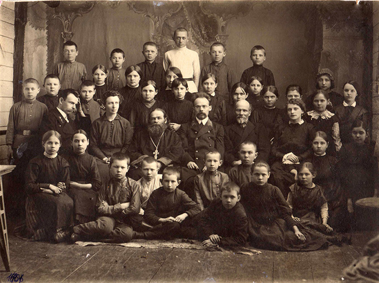 Фотография сщмч. Владимира Сергеева с преподавателями и учениками 4-го класса Далматовского высшего начального училища.